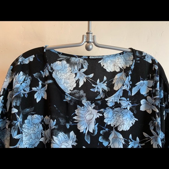 Cute shorter blouse with tulip sleeves * 1X - Picture 2 of 7